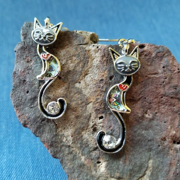 🐈‍⬛❤️Kitty Grayish Color & Heart with a Long Tail Earrings - NWOT❤️🐈‍⬛ - Picture 3 of 4